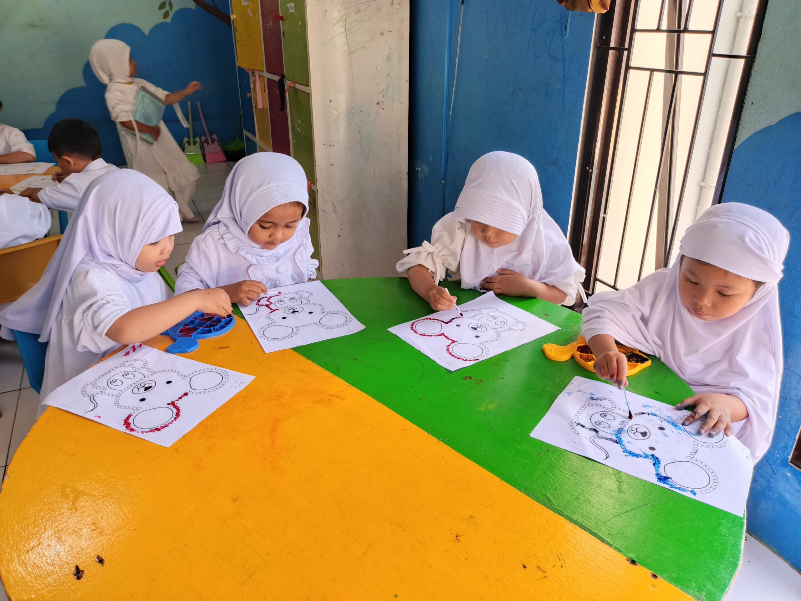 Santri TAUD kegiatan mewarnai