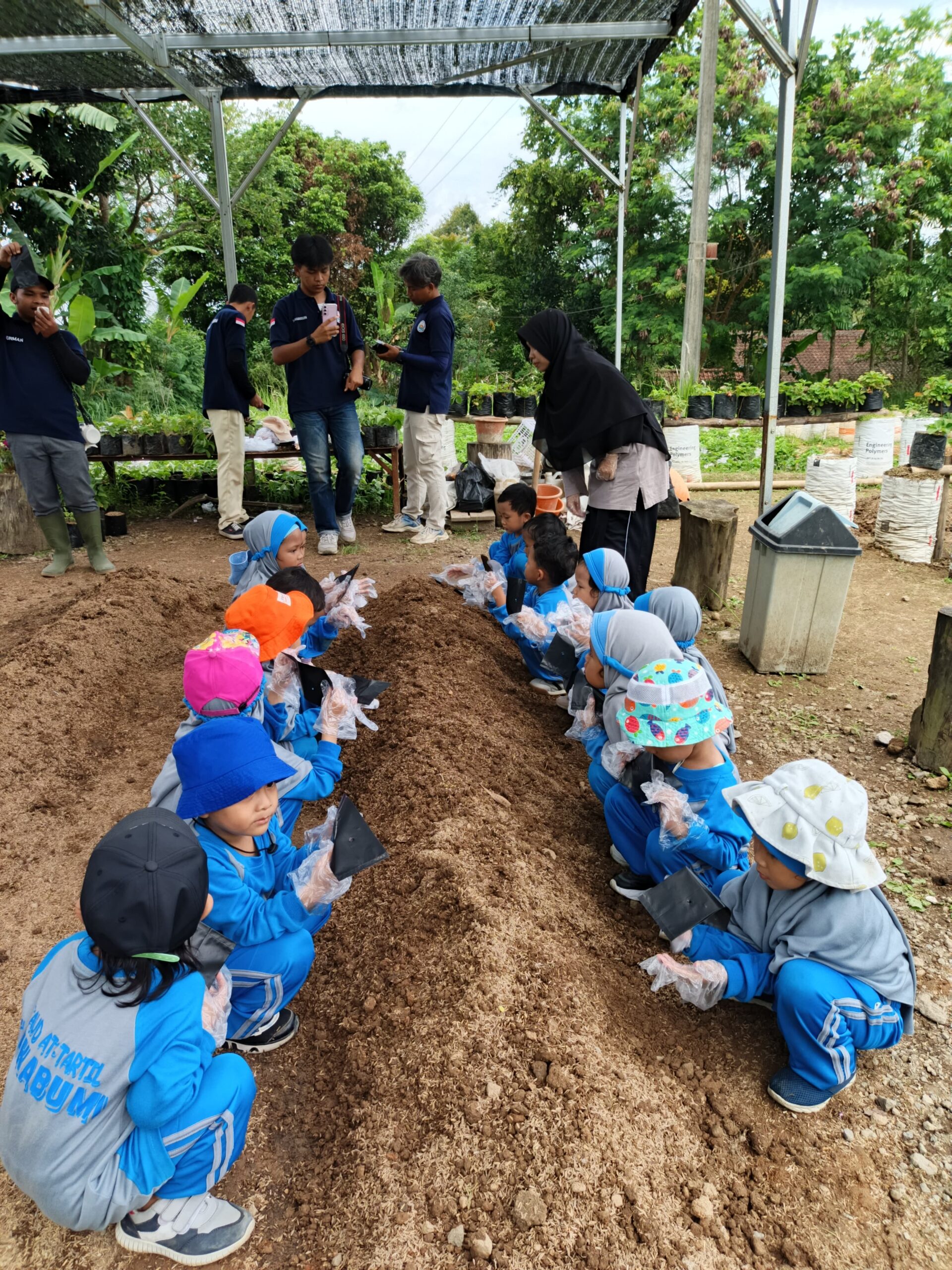 Santri TAUD kegiatan berkebun